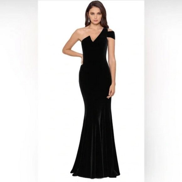 Betsy & Adam Dresses & Skirts - Betsy & Adam Black One-Shoulder Velvet Mermaid Gown
